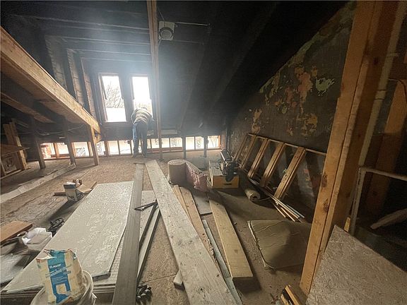 4th image of 712 Armandale St