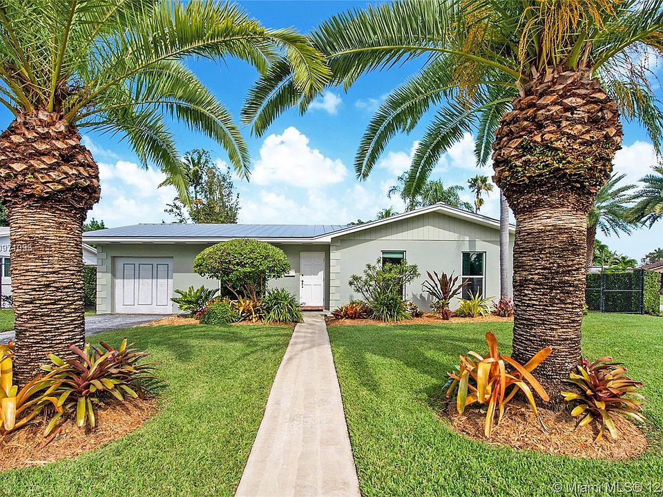 Beautiful Date Palms welcome you home!