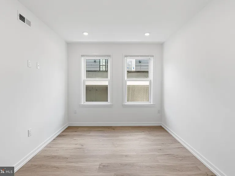209 New St #5F — Photo 13