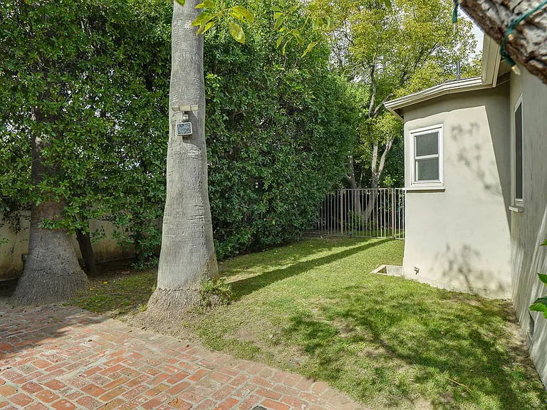 13360 Magnolia Blvd — Photo 56