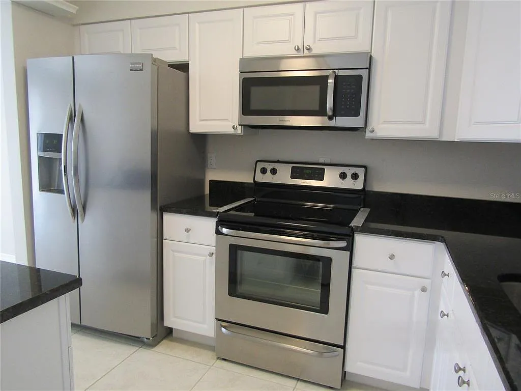 1 bed, 1.5 bath, 702 sqft, $1,750 — Photo 2