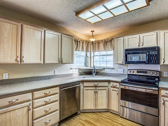 4th image of 3909 Devonaire Dr