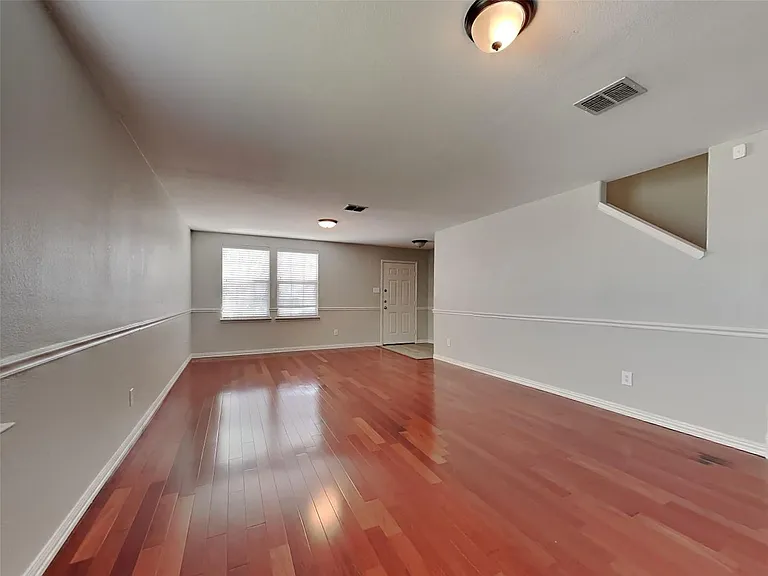 527 Laurel Ln — Photo 3