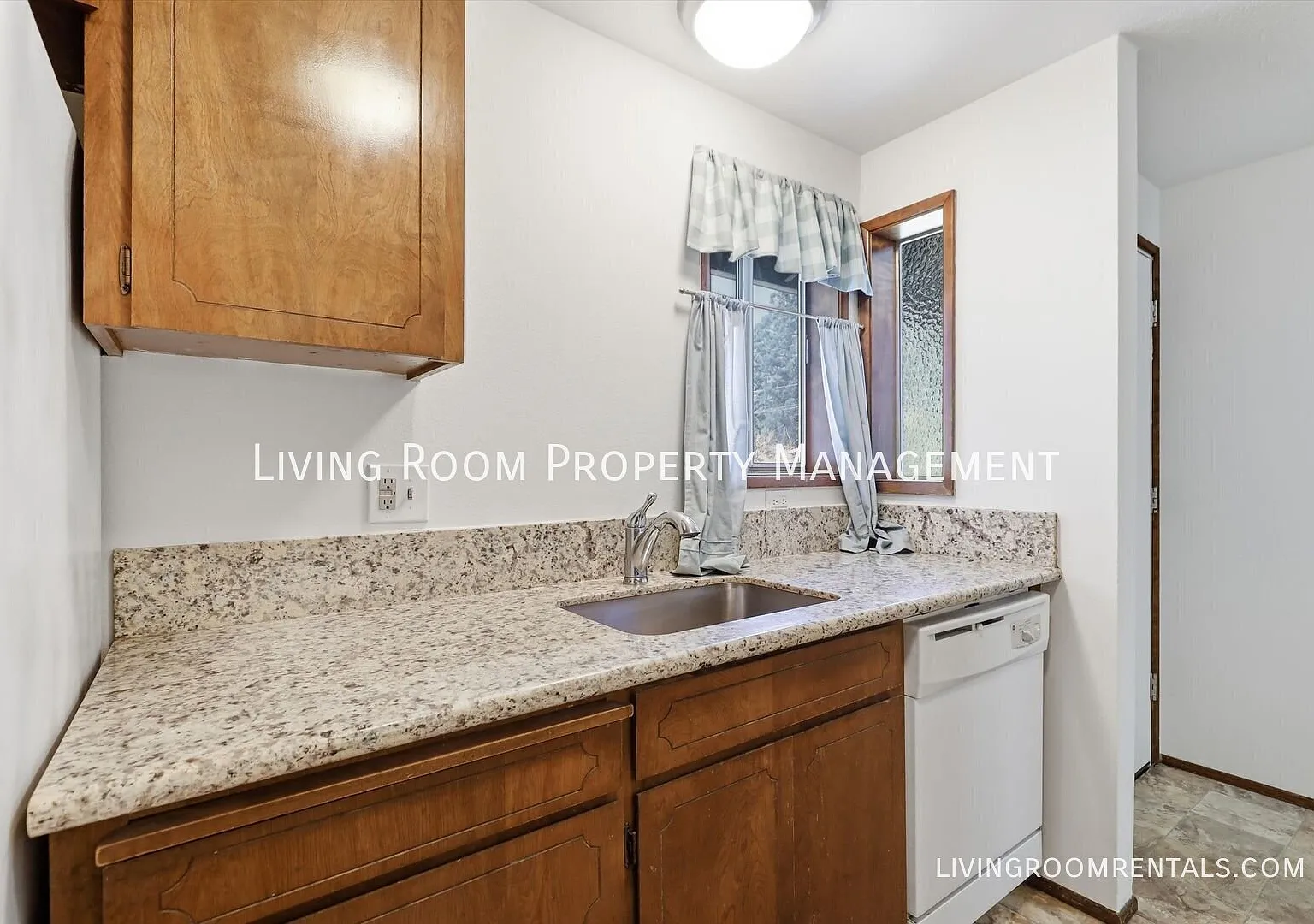 Montavilla Charm, Easy One-Level Living — Photo 2
