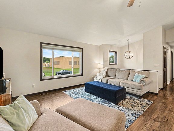 4th image of 202 W 22nd St