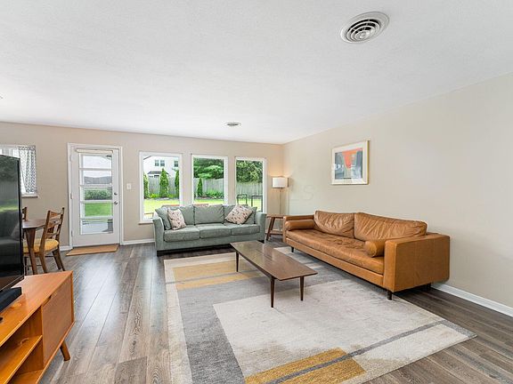 5th image of 205 Meadowlark Ln