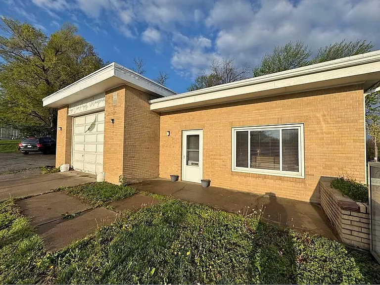 3500 S Sterling Ave — Photo 1