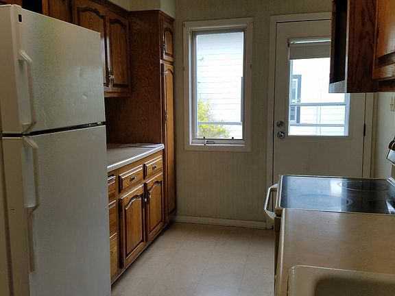 2nd image of 924 N 13th Ave E