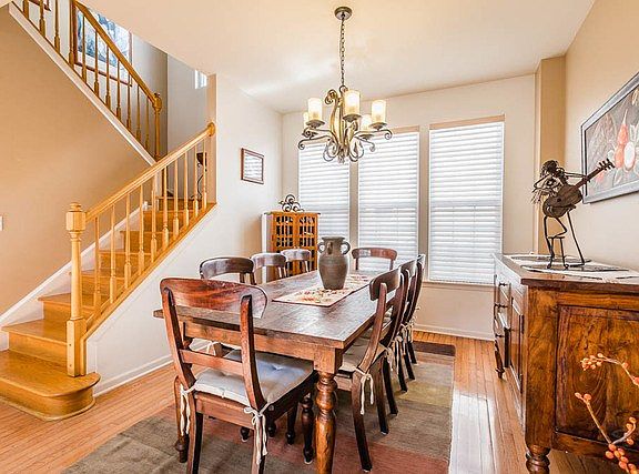 4th image of 2417 Meadowbrook Ln