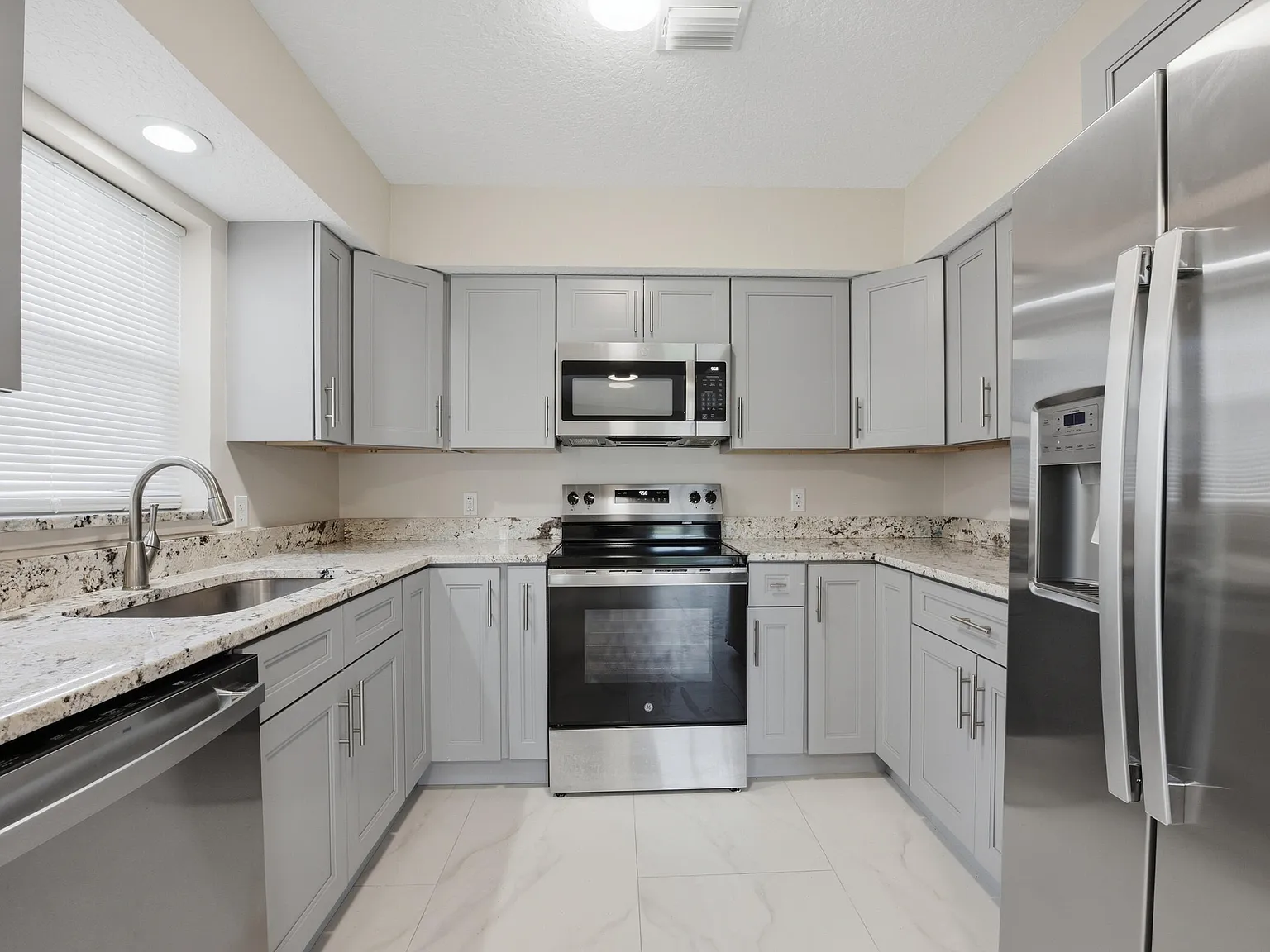 4 bed, 2.5 bath, 1583 sqft, $3,600 — Photo 4