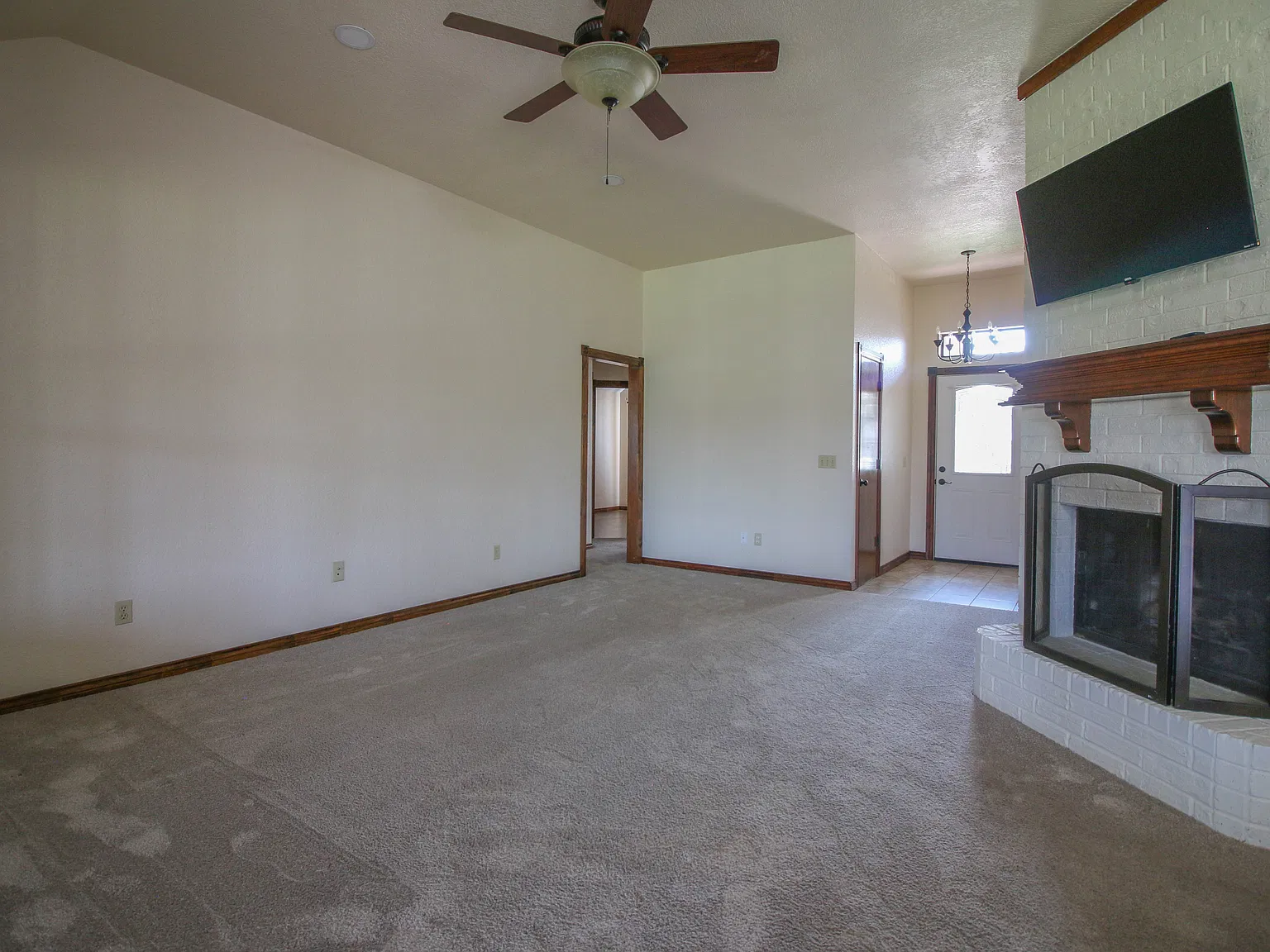 3 bed, 1321 sqft, $1,550 — Photo 2