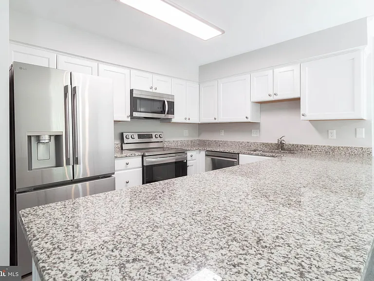 309 Bentley Ct — Photo 4