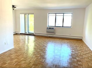 28 Gilchrest Rd APT 2J, Great Neck, NY 11021