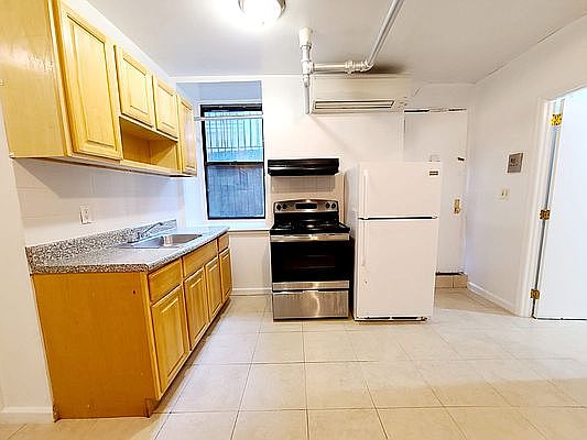 2nd image of 675 Dawson St #19S