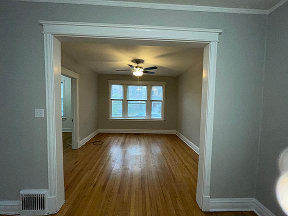 3rd image of 1721 W Farragut Ave #1