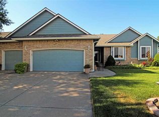 8906 N Ridgewood Ct, Valley Center, KS 67147