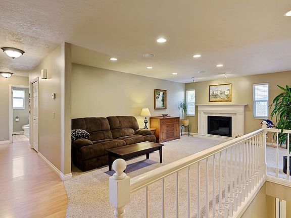 4th image of 1394 E Amesbury Cir