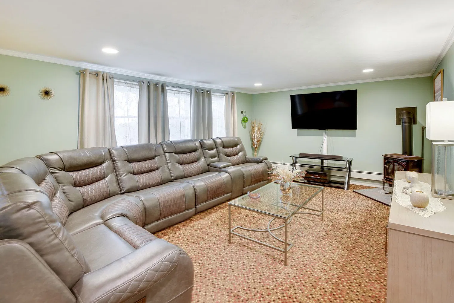 5 bed, 2.0 bath, 2572 sqft, $7,844 — Photo 1