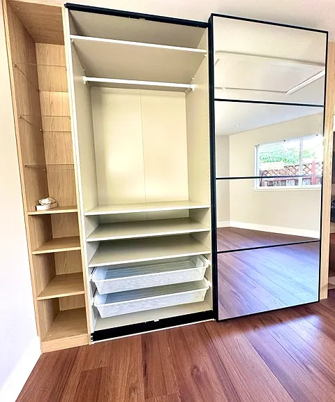 Bedroom oversize closet