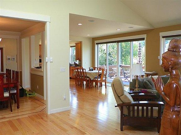 3rd image of 406 34th Ave NW
