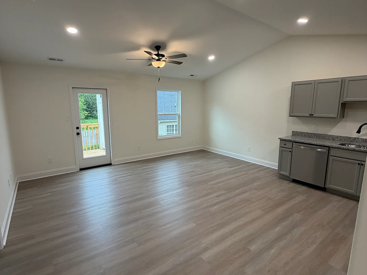 2 bed, 1000 sqft, $1,950 — Photo 3