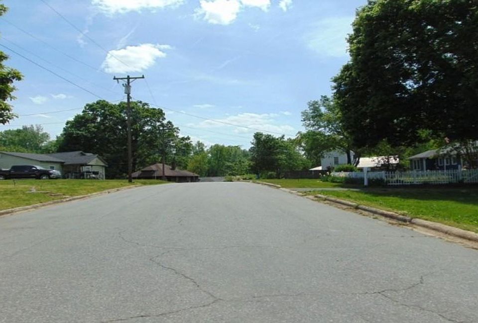 Exterior Neighborhood (street photo)