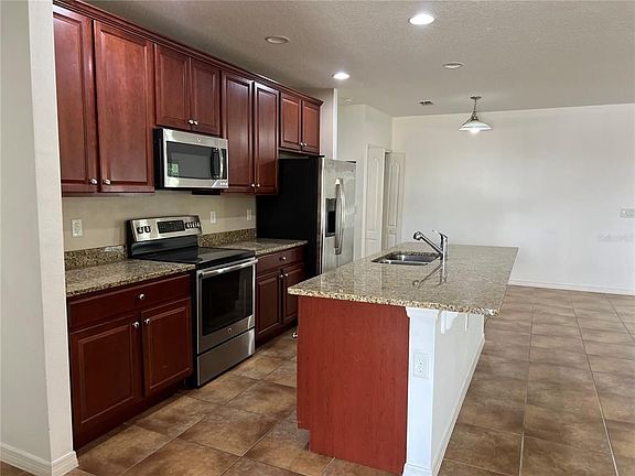 5th image of 1042 Suffragette Cir