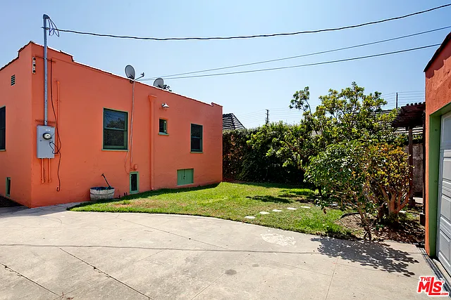 2035 Selby Ave — Photo 21