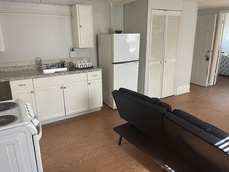1st image of 18 S Oleander Ave #4
