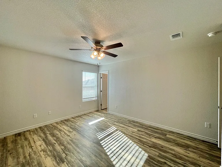 1801 Castroville Trl — Photo 20