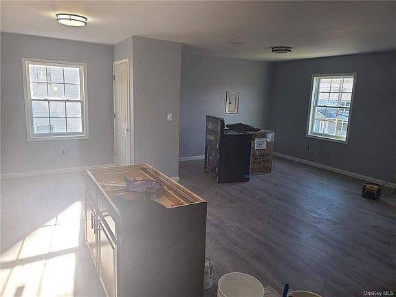 4th image of 60 Oak St