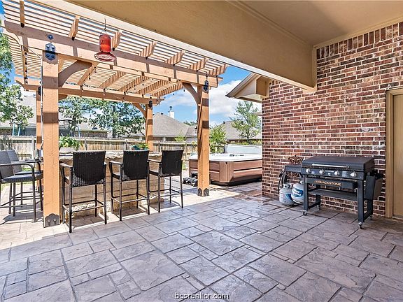 2nd image of 2421 Newark Cir