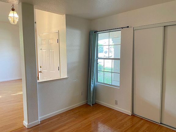5th image of 978 Carrie St