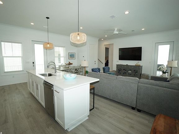 3rd image of 1133 Lagoon Ave W
