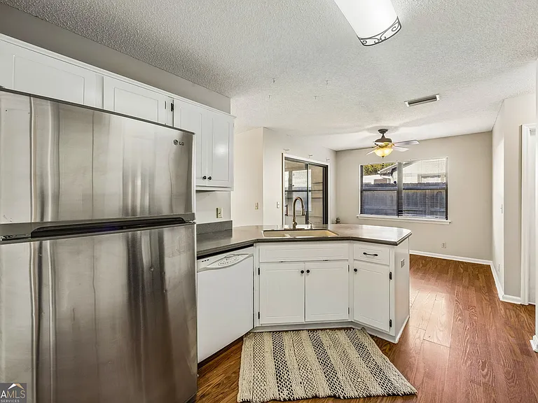 132 Woodvalley Dr — Photo 21
