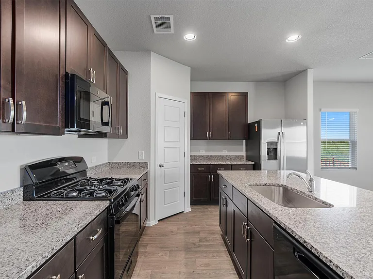 135 Chesterfield Dr — Photo 6