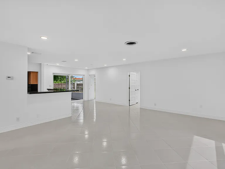 1200 SW 12th Ter — Photo 8