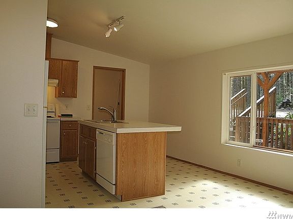 3rd image of 111 NE Collins Dr E