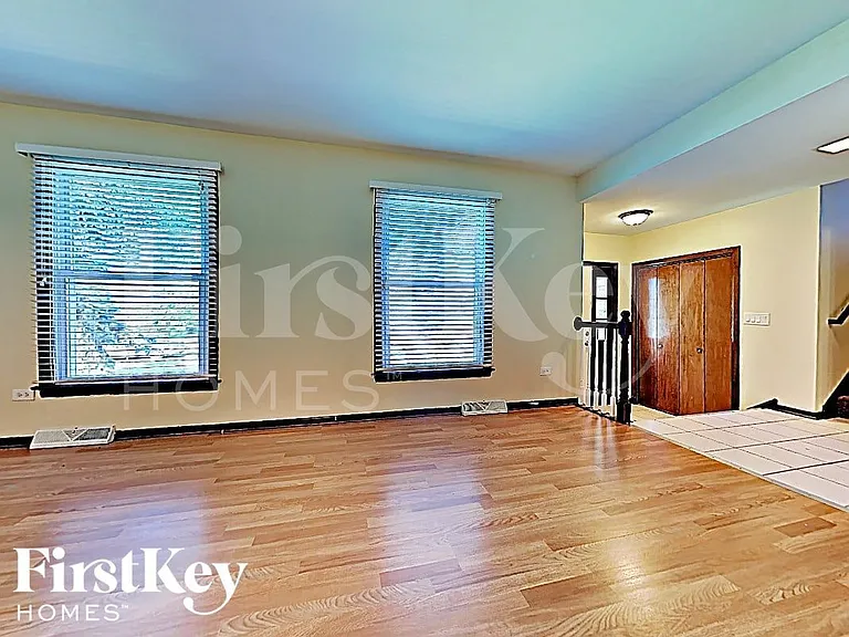 22600 Amy Dr — Photo 2