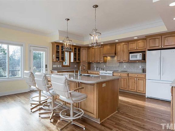 4th image of 372 Lake Pointe Dr