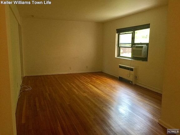 5th image of 411 Park Pl APT 3C