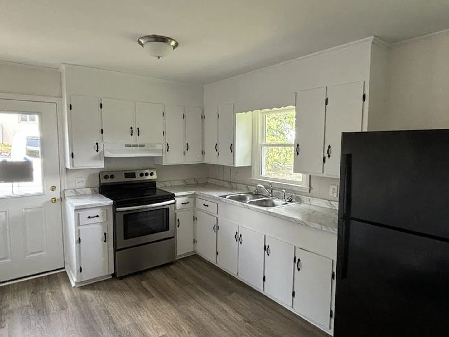 Dublin, 3 Br / 1 Ba Available November 12 — Photo 2