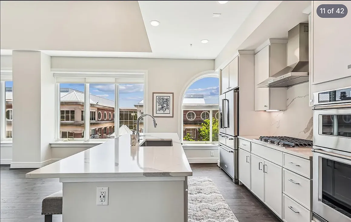 625 Slaters Ln — Photo 1