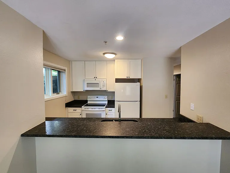 275 Pearl St #9 — Photo 6