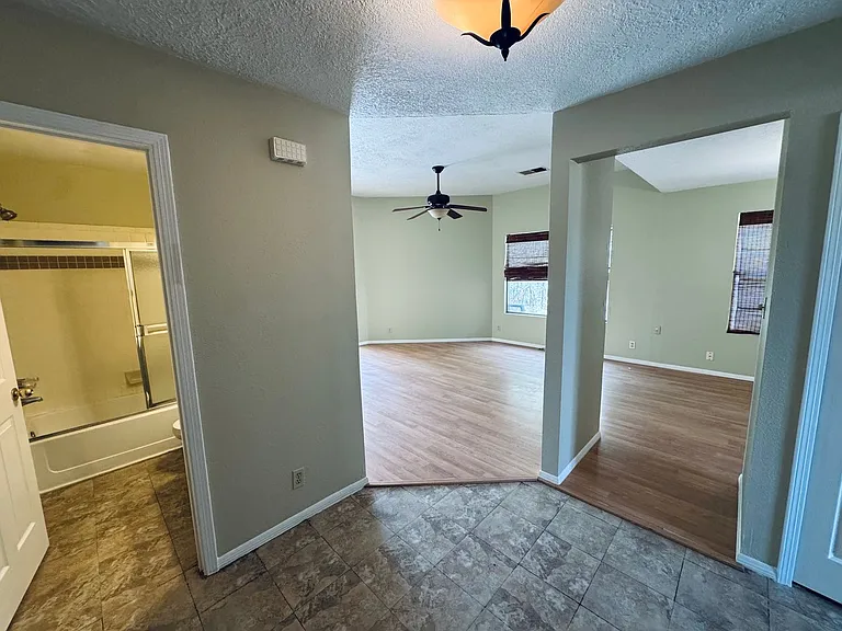 1928 Lee Loop NE — Photo 4