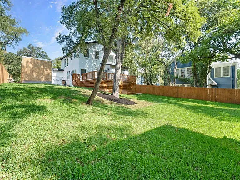 3301 Duval St — Photo 3