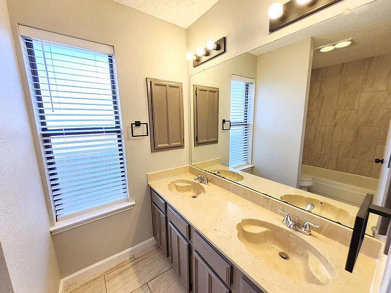 2641 Berkshire Ln — Photo 16