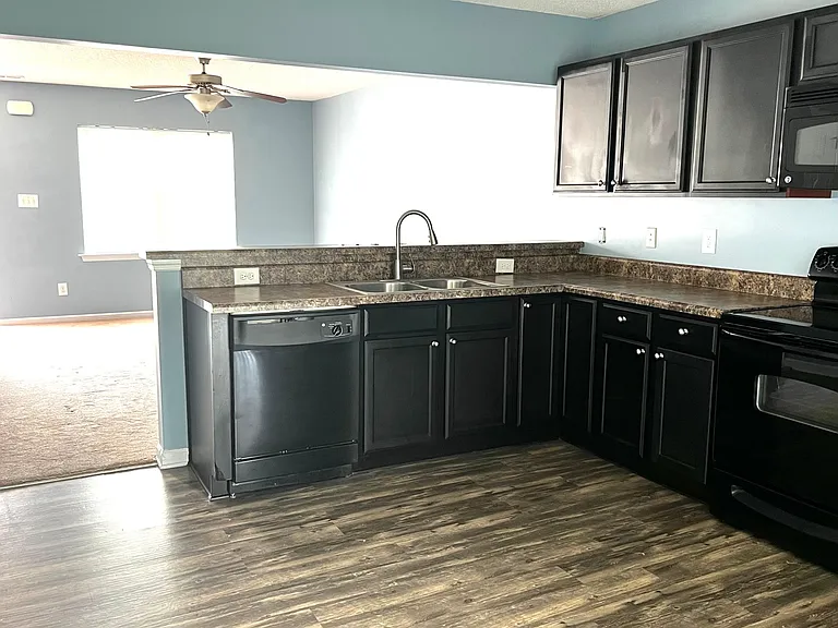 3001 Grandeur Ave — Photo 3