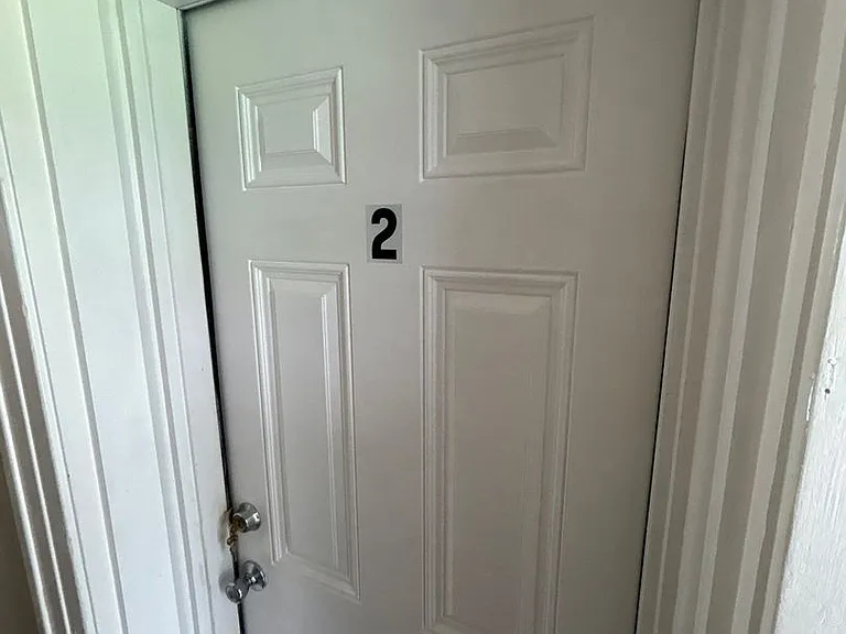 1121 Riverside Dr — Photo 2