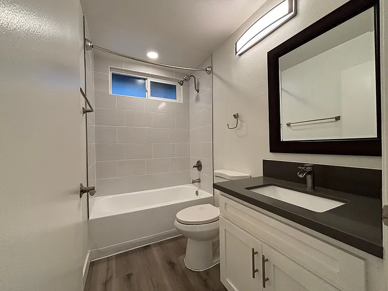 110 S Sweetzer Ave — Photo 36